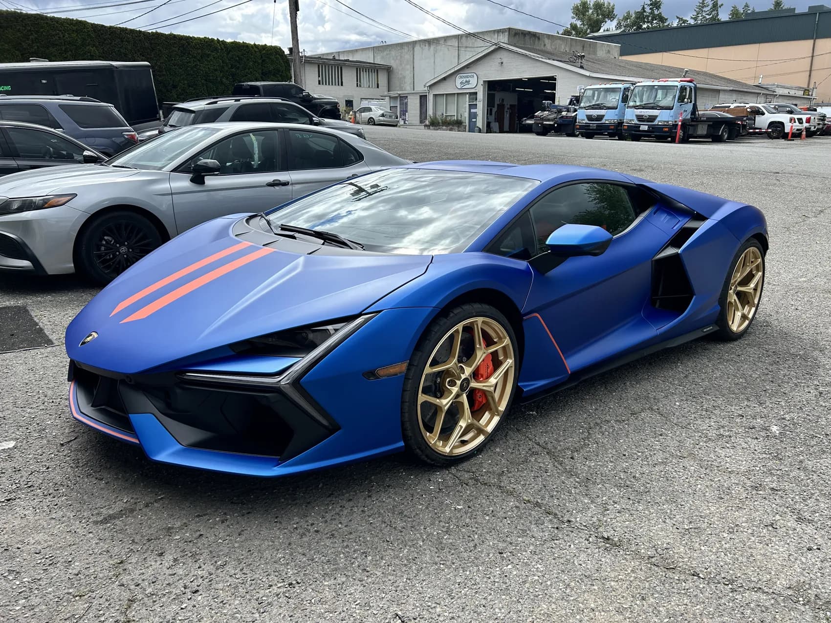 Front three-quarter of the satin-blue Revuelto.